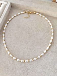 Nakkash Pozłacany naszyjnik ze szklanymi koralikami - dł. 42 cm rozmiar: onesize. Białe naszyjniki Nakkash, pozłacane. Za 87,81 zł.