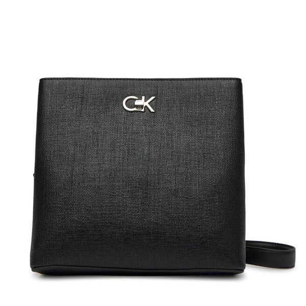 Torebka Calvin Klein. Czarne listonoszki Calvin Klein, bez wzorów, bez dodatków. Za 329,99 zł.