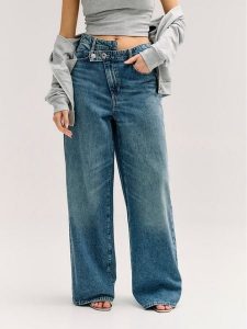 Guess Jeansy 183634 Niebieski Relaxed Fit. Niebieskie jeansy Guess, z aplikacjami, z jeansu. Za 524,99 zł.