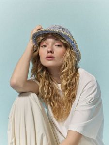 Pleciony kapelusz bucket - niebieski. Niebieskie kapelusze Reserved, bez wzorów. Za 79,99 zł.