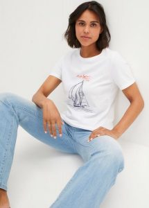 T-shirt bawełniany z rozcięciem z boku i nadrukiem. Białe t-shirty bonprix, bez wzorów, z bawełny, bez kołnierzyka, bez ramiączek. Za 64,99 zł.