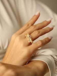 Pierres delicates Pozłacany pierścionek z perłami i kamieniami szlachetnymi rozmiar: onesize. Szare pierścionki Pierres delicates, z perłą, pozłacane. Za 39,99 zł.