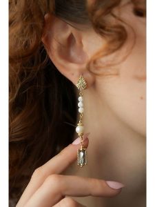 Pierres delicates Pozłacane kolczyki z labradorytami rozmiar: onesize. Żółte kolczyki Pierres delicates, z labradorytem, pozłacane. Za 113,36 zł.