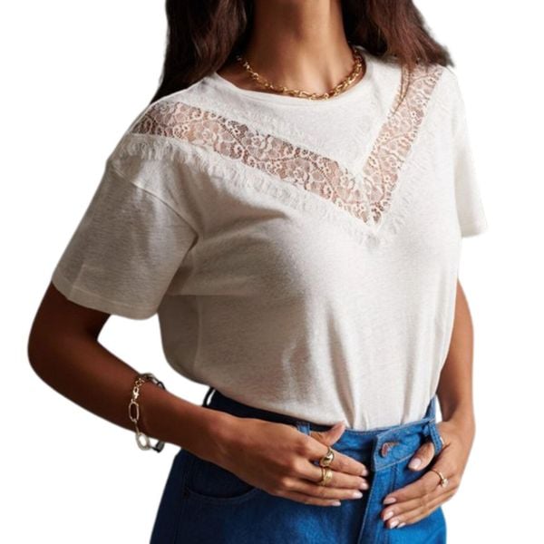 Koszulka turystyczna damska Superdry Chevrin Lace. Białe koszulki sportowe Superdry, bez wzorów, z koronki, bez ramiączek. W wyprzedaży za 91,00 zł.