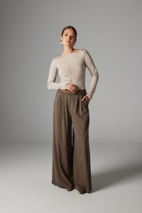 SPODNIE PEDRO KHAKI XS - Flawless. Brązowe spodnie z wysokim stanem Flawless, bez wzorów, z materiału, z podwyższonym stanem, długie. Za 597,00 zł.