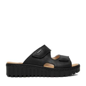 Klapki Rieker. Czarne klapki Rieker, bez wzorów, bez obcasa. Za 299,99 zł.