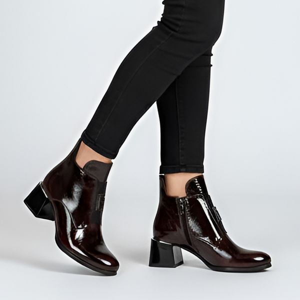 Botki damskie Armodo, ze skóry lakierowanej na klocku i zapinane na zamek, bordowe, 60560. Czerwone botki Armodo, z aplikacjami, ze skóry, bez obcasa, na obcasie, bez zapięcia. Za 349,00 zł.