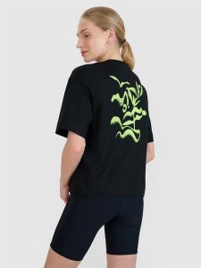 4F T-shirt regular z nadrukiem damski - czarny L. Czarne t-shirty 4f, l, bez wzorów, z bawełny, bez kołnierzyka, bez ramiączek. W wyprzedaży za 39,99 zł.