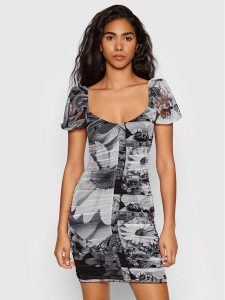 Desigual Sukienka koktajlowa MONSIEUR CHRISTIAN LACROIX Marsella 22SWVK45 Szary Slim Fit. Szare kombinezony Desigual, l, bez wzorów, z syntetyku, wizytowe, bez kołnierzyka, bez ramiączek. Za 259,99 zł.