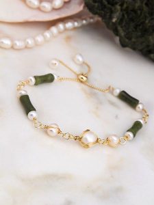 L'Atelier de Gaia Pozłacana bransoletka z jadeitem i perłami rozmiar: onesize. Białe bransoletki L'Atelier de Gaia, z jadeitem, pozłacane. Za 118,01 zł.