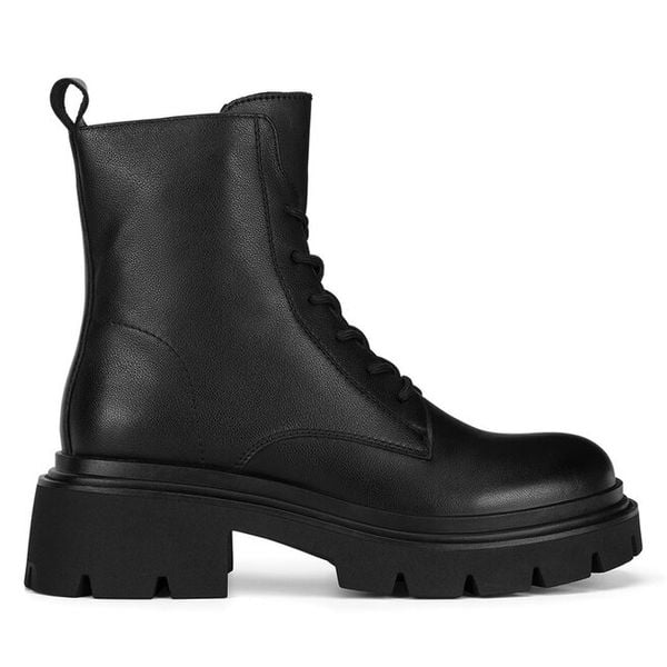 Trzewiki Badura. Czarne botki Badura, bez wzorów, bez obcasa, na płaskiej podeszwie, bez zapięcia. Za 299,99 zł.