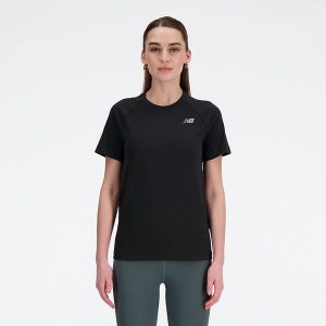 Koszulka damska New Balance WT41123BKH – czarna. Czarne bluzki New Balance, s, bez wzorów, z materiału, eleganckie, bez kołnierzyka, bez ramiączek. Za 129,99 zł.
