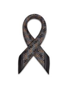 Guess Apaszka AW5454 SIL03 Szary. Szare apaszki i chusty Guess, z aplikacjami, z jedwabiu. Za 199,99 zł.