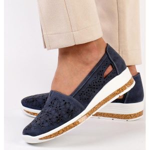 Granatowe półbuty damskie M.Daszyński 1840-4a. Niebieskie półbuty M.Daszyński, w ażurowe wzory, ze skóry, bez obcasa, na obcasie, bez zapięcia. Za 139,00 zł.