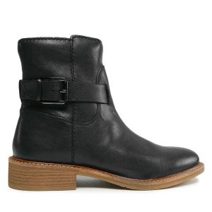 Botki Clarks. Czarne botki Clarks, bez wzorów, bez obcasa, na płaskiej podeszwie, bez zapięcia. Za 579,99 zł.