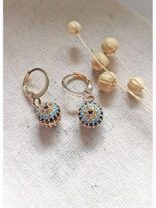 Atelier MIU Pozłacane kolczyki-kreole rozmiar: onesize. Niebieskie kolczyki Atelier MIU, z kryształem, pozłacane. Za 43,99 zł.