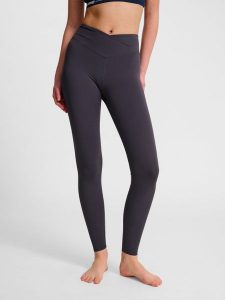 Damskie legginsy z wysokim stanem Hummel Wrap. Brązowe legginsy Hummel, bez wzorów, z materiału, z podwyższonym stanem. Za 227,50 zł.
