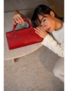 Christian Laurier Skórzana torebka "Alexine" w kolorze czerwonym - 29,5 x 14,5 x 7 cm rozmiar: onesize. Czerwone torebki klasyczne Christian Laurier, bez wzorów, z materiału, przez ramię, bez dodatków. Za 260,99 zł.