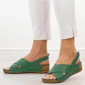 Zielone skórzane sandały damskie T.Sokolski 311. Zielone sandały Sokolski, bez wzorów, ze skóry, bez obcasa, na płaskiej podeszwie, bez zapięcia. Za 249,00 zł.