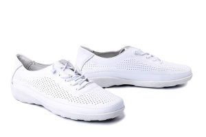 RIEKER REMONTE R3521-80 white, półbuty damskie. Białe półbuty Rieker Remonte, bez wzorów, bez obcasa, bez zapięcia. Za 303,92 zł.