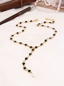 Pierres de Jade Pozłacany naszyjnik z elementami ozdobnymi - dł. 55 cm rozmiar: onesize. Czarne naszyjniki Pierres de Jade, z kryształem, pozłacane. Za 43,99 zł.