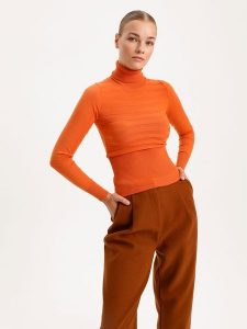 BGN Golf w kolorze pomarańczowym rozmiar: 36. Pomarańczowe golfy BGN, bez wzorów. Za 105,38 zł.