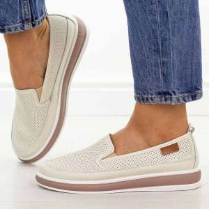 Beżowe ażurowe skórzane półbuty damskie Cambell 87322. Brązowe półbuty Cambell, na jesień, w ażurowe wzory, z jeansu, z okrągłym noskiem, bez obcasa, na płaskiej podeszwie, bez zapięcia. Za 219,00 zł.