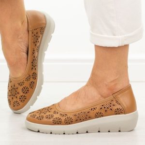 Camelowe skórzane baleriny damskie Filippo Dp7695/26. Brązowe balerinki Filippo, bez wzorów, z jeansu, bez obcasa, bez zapięcia. W wyprzedaży za 192,72 zł.