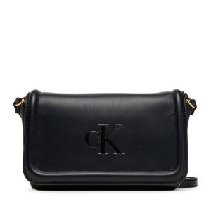 Torebka Calvin Klein. Czarne listonoszki Calvin Klein, bez wzorów, bez dodatków. Za 259,99 zł.