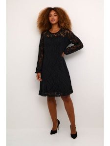 Kaffe Sukienka w kolorze czarnym rozmiar: M. Czarne sukienki Kaffe, m, bez wzorów, z koronki, bez kołnierzyka, bez ramiączek, midi. Za 153,71 zł.