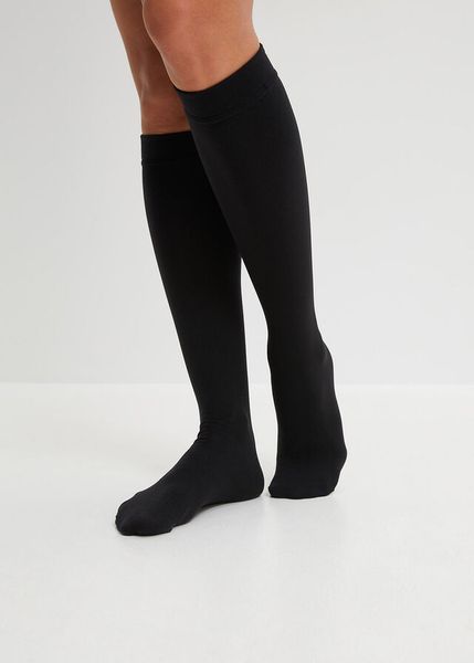 Podkolanówki termiczne (3 pary) 120 den, z nylonu ze spodnią stroną z polaru. Czarne skarpetki bonprix, bez wzorów, z nylonu. Za 39,99 zł.