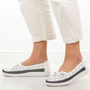 Białe ażurowe skórzane półbuty damskie Vinceza 95390. Białe półbuty VINCEZA, na lato, w ażurowe wzory, z jeansu, z okrągłym noskiem, bez obcasa, na płaskiej podeszwie, bez zapięcia. Za 199,00 zł.