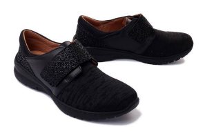 COMFORTABEL 940243-01 schwarz, półbuty damskie. Czarne półbuty Comfortabel, bez wzorów, bez obcasa, bez zapięcia. Za 187,45 zł.
