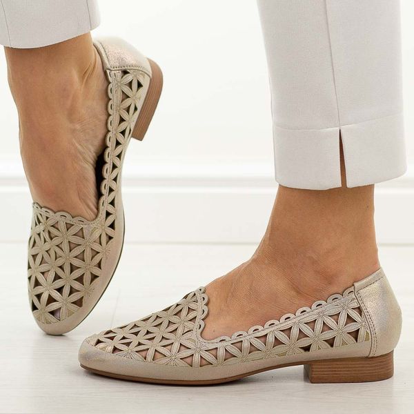 Złote ażurowe półbuty damskie Jezzi Asa222-15. Żółte półbuty Jezzi, na jesień, w ażurowe wzory, ze skóry, bez obcasa, na płaskiej podeszwie, bez zapięcia. Za 209,00 zł.