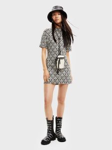 Desigual Sukienka dzianinowa Karen 22WWVK72 Kolorowy Regular Fit. Kombinezony Desigual, xl, bez wzorów, z dzianiny, bez kołnierzyka, bez ramiączek. Za 489,99 zł.