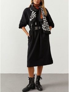 Milan Kiss Sukienka w kolorze czarnym rozmiar: M. Czarne sukienki Milan Kiss, na co dzień, m, bez wzorów, bez kołnierzyka, bez ramiączek, midi, proste. Za 165,99 zł.