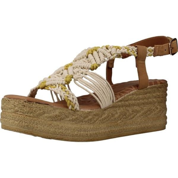 Sandały MTNG 50595M Beżowy. Brązowe buty trekkingowe mtng, bez wzorów, z tkaniny, bez obcasa, bez zapięcia. Za 176,99 zł.