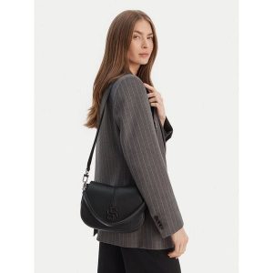 Torebka BOSS. Czarne torebki klasyczne Boss, bez wzorów, bez dodatków. Za 627,99 zł.