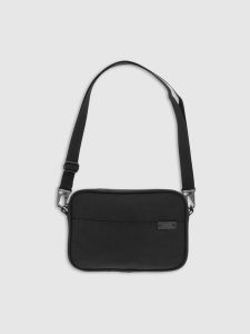 4F Saszetka crossbody uniseks - czarna Uniwersalny. Czarne nerki i saszetki 4f, bez wzorów, z syntetyku. W wyprzedaży za 59,99 zł.