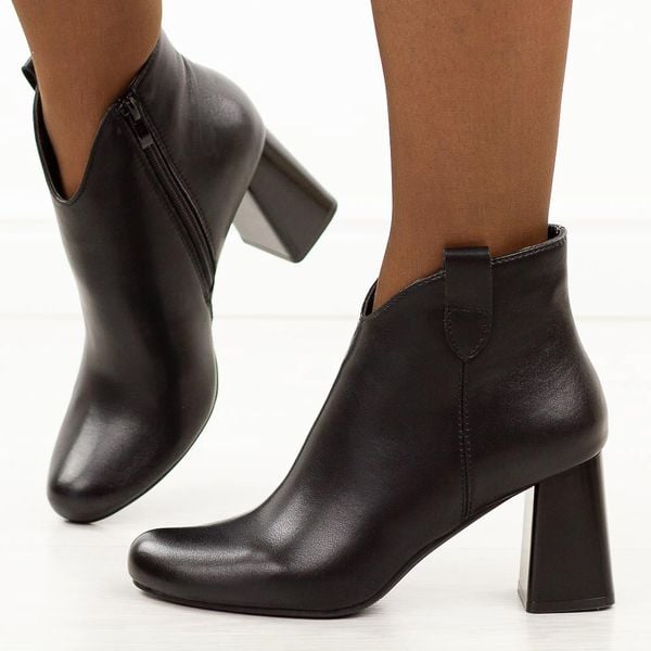 Czarne skórzane botki damskie na słupku M.Daszyński Ol21-5. Czarne botki M.Daszyński, bez wzorów, z jeansu, z okrągłym noskiem, bez obcasa, na obcasie, bez zapięcia. W wyprzedaży za 233,10 zł.