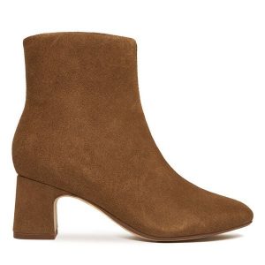Botki Clarks. Brązowe botki Clarks, bez wzorów, bez obcasa, na słupku, bez zapięcia. Za 569,99 zł.