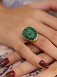 L'Atelier de Gaia Pozłacany pierścionek z agatem rozmiar: onesize. Zielone pierścionki L'Atelier de Gaia, z agatem, pozłacane. Za 70,41 zł.