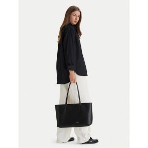 Torebka Calvin Klein. Czarne shopper bag Calvin Klein, bez wzorów, bez dodatków. Za 664,99 zł.