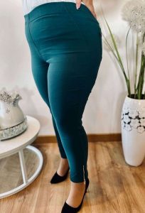 Spodnie chinosy Nina w kolorze butelkowej zieleni z zamkami 7/8 PLUS SIZE XXL. Zielone chinosy Nasi partnerzy, bez wzorów, z elastanu, krótkie. Za 159,90 zł.