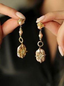 Pierres delicates Pozłacane kolczyki-wkrętki z perłami i kamieniami szlachetnymi rozmiar: onesize. Białe kolczyki Pierres delicates, z cyrkonią, pozłacane. Za 69,99 zł.