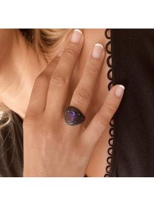 Les Petites Précieuses Srebrny pierścionek ze spinelem i ametystem rozmiar: 52. Czarne pierścionki Les Petites Précieuses, z ametystem, srebrne. Za 424,06 zł.