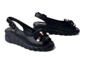 Artiker Relaks 58C0055 Czarny, sandały damskie. Czarne sandały Artiker Relaks, bez wzorów, bez obcasa, na koturnie, bez zapięcia. Za 239,90 zł.