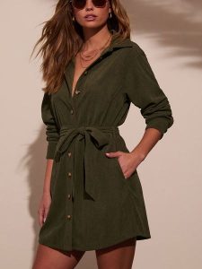 Milan Kiss Sukienka sztruksowa w kolorze khaki rozmiar: S. Brązowe sukienki Milan Kiss, na co dzień, s, bez wzorów, ze sztruksu, bez kołnierzyka, bez ramiączek, mini, proste. Za 184,46 zł.