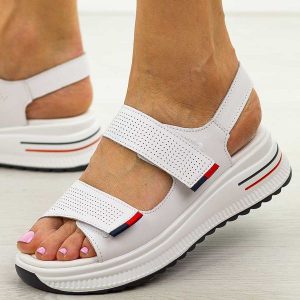 Białe ażurowe skórzane sandały damskie Cambell 07312. Białe sandały Cambell, w ażurowe wzory, z jeansu, bez obcasa, bez zapięcia. Za 219,00 zł.