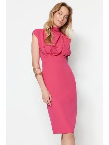 Trendyol Sukienka w kolorze różowym rozmiar: 38. Różowe sukienki Trendyol, bez wzorów, bez kołnierzyka, bez ramiączek, midi. Za 73,95 zł.